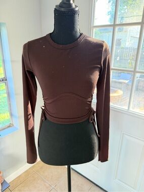 PrettyLittleThing Brown Ribbed Cinch-Side Long Sleeve Crop Top